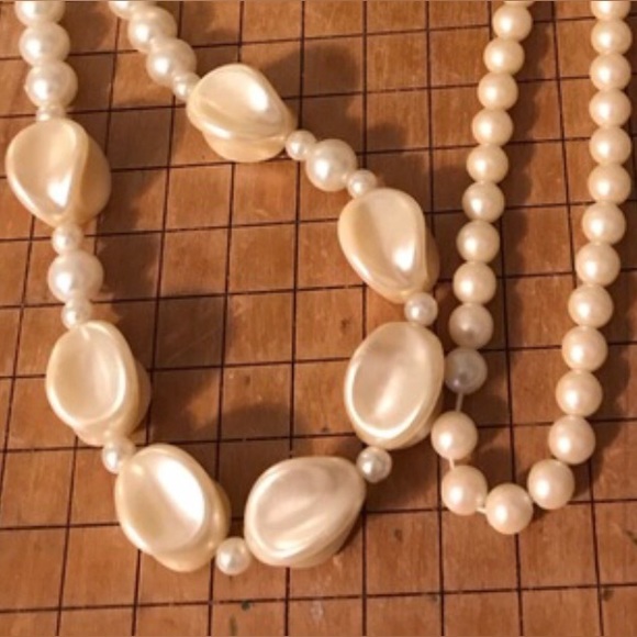 2 Costume Pearl Necklaces EVC 17” and 17.5” L - Picture 9 of 9
